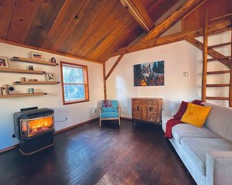 Charming 2-bedroom cabin near Bluewood Ski Resort - Dayton - Living room