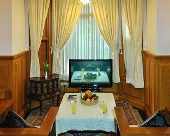 Royal Reward Resort - Pyin Oo Lwin - Sala de estar