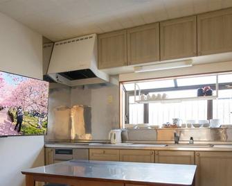 7 Min Walk From Dogo Onsen Spa Private House With Parking Lot Guesthouse Near Drugstore - Guest House Dougoyado Kita / Matsuyama Ehime - Matsuyama - Kitchen
