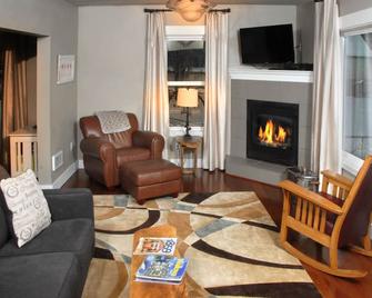 Beautifully renovated 1920's Bungalow with a large fenced yard in Enterprise, OR - Enterprise - Living room