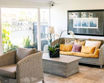 لاجونا كوف هوتل - لاغونا بيتش - غرفة معيشة