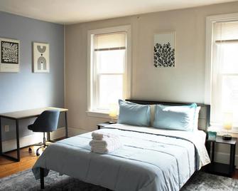 Phoenixville Retreat 5br 2ba - Phoenixville - Bedroom