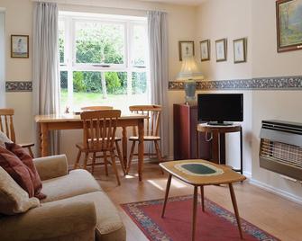 An ideal base for a family, with an enclosed garden and sandy beaches within easy reach. - Wells-next-the-Sea - Living room