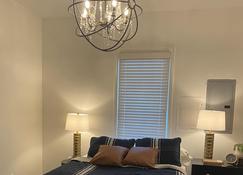 Race Street Retreat located just 15 minutes from Mammoth Cave - Glasgow - Living room