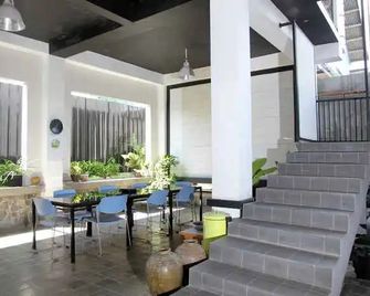 Rego Hotel - Palu - Patio