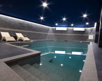 هوتل يوروبا - برويل - كيرفينيا - حوض السباحة