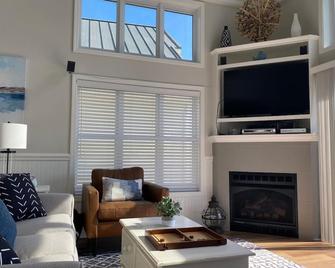 Norris Lake Lakefront Villa - Newly Updated! 5 Bdrm/4 Bath, Pool, Golf, Tennis - La Follette - Living room