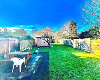 Spacious 3-Bed Family Retreat w/ Cozy Living, Garden & WiFi - Manchester - Patio