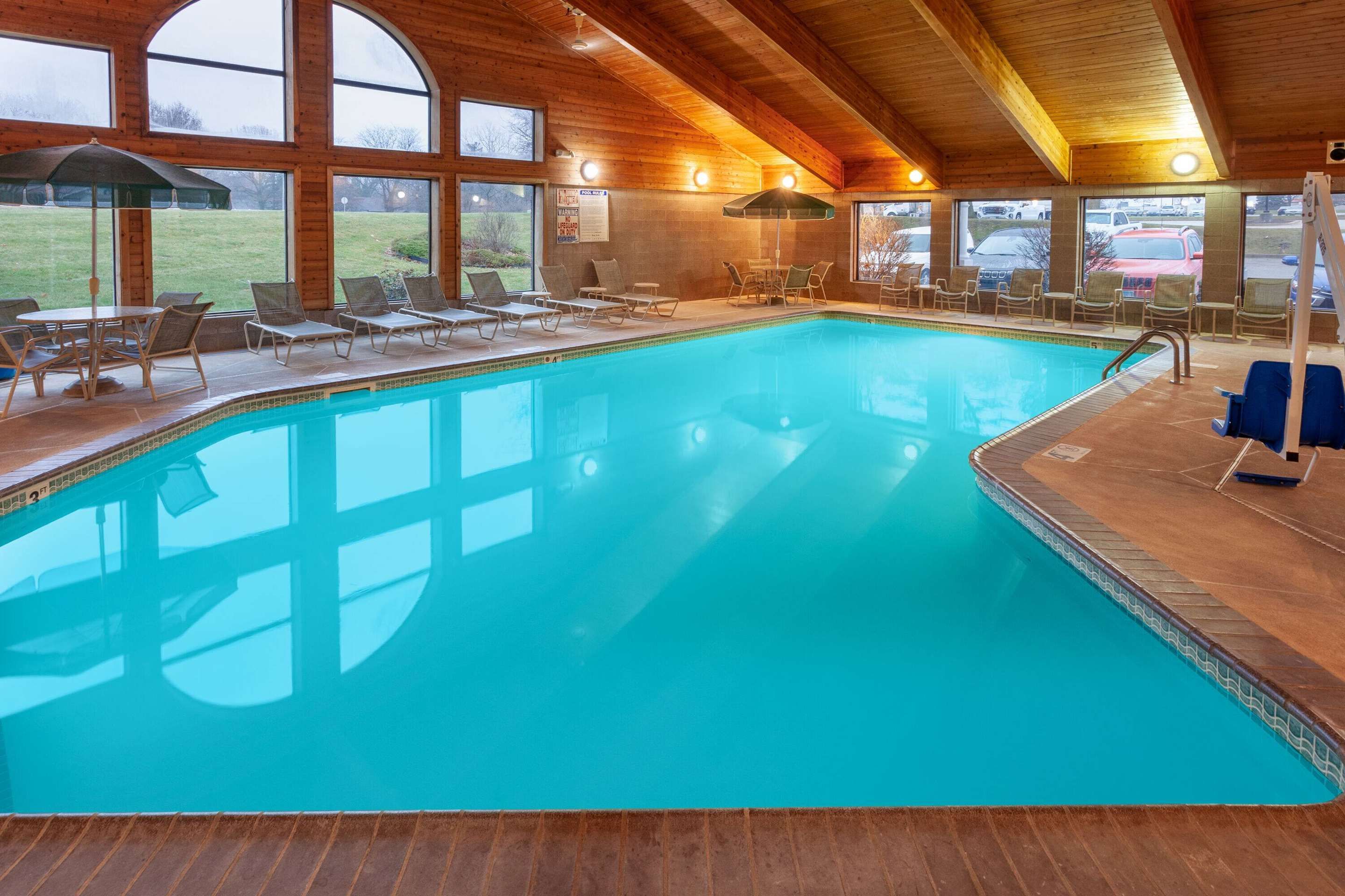 AmericInn by Wyndham Peoria - Peoria - Svømmebasseng