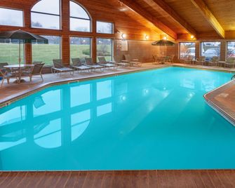 AmericInn by Wyndham Peoria - Peoria - Svømmebasseng