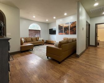 Your large group adventure outpost to 4 National Parks - Kanab - Huiskamer