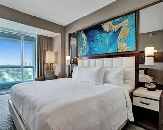 Chic Beachfront Bliss: Your Perfect 1 Br Retreat ! - Fort Lauderdale - Bedroom