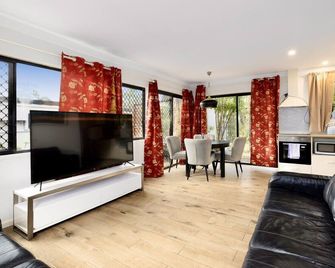 Daisy Hill 2BR Retreat with Garden Views and Parking - Slacks Creek - Sala de estar