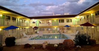 Motel 9 Las Cruces - 拉斯克魯塞斯 - 游泳池