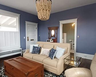 Charming 2-bedroom apartment in quiet downtown neighborhood in Petersburg - Petersburg - Sala de estar