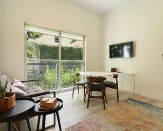 Aerie Apartments - Miami - Living room