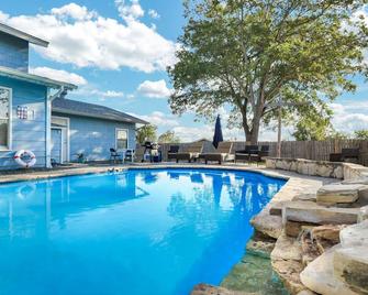 Lackland Pool House 4 minutes from Lackland AFB - San Antonio