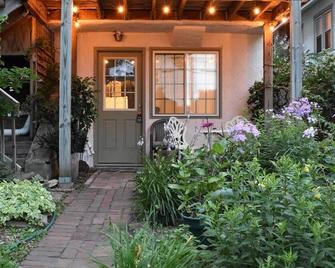 Garden Suite: private entrance, garage, patio, fireplace, 15m to airport/MOA - Minneapolis