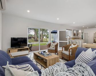 Sorrento serenity yet only a 10 min walk to main street & beach! - Sorrento - Living room