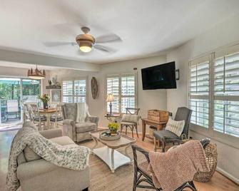 1 Mi to Jenkinson Lake Apples Chalet with Deck - Pollock Pines - Living room