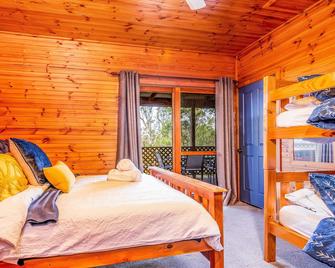 Bluegum Cottage - Private jacuzzi , very private bush views. - Luskintyre - Bedroom