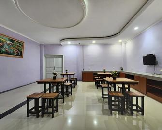 Urbanview Hotel Mutiara Persada Syariah Majalengka By RedDoorz - Majalengka - Restaurant