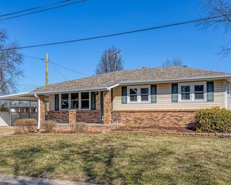 Western Wentzville Bungalow by StayLage - Wentzville - Building