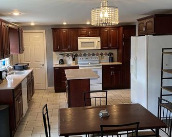 Cozy furnished 2 bdrm apt! - Manchester - Kitchen