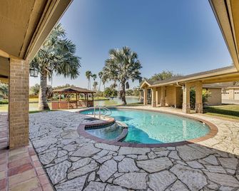 Pool & Game Room: Waterfront Harlingen Home - Harlingen - Zwembad