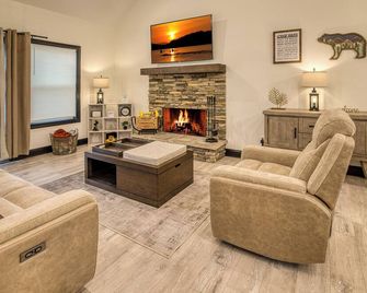 Vineyard Mountaintop Cottage - Talking Rock - Living room