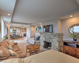 Queen City Sanctuary w/ Views, 3 Mi to Downtown! - Cincinnati - Pokój dzienny