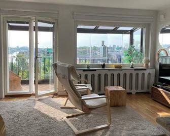 Unique 3 Floor Town House Very Close To The City Center! - Stockholm - Living room