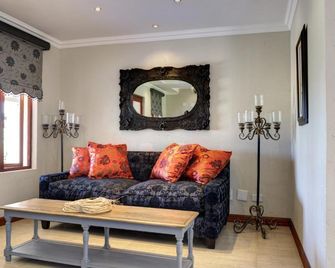 The Finches Nest - Hammanskraal - Sala de estar