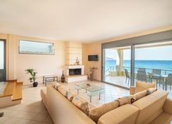 Spacious beachfront maisonettes with stunning views & a private beach - Monemvasia - Sala de estar