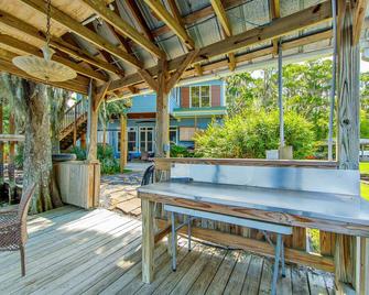 'Bayou Fever' a Cajun Bayou Paradise -Sleeps 12 - Morgan City - Patio