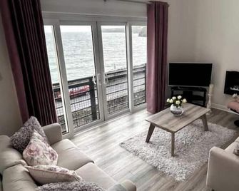 Sea front Apartment in Tramore - Tramore - Living room