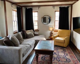 Charming House in Quiet Neighborhood - Sioux Falls - Living room