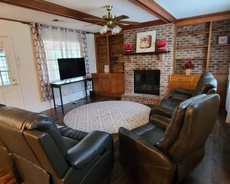 Flexible Cancellation: Enjoy Being Home Away From Home - North Little Rock - Living room