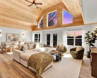 Lake Lux | Lakefront Log Cabin | Hot Tub | Sauna - Mt Pocono - Living room