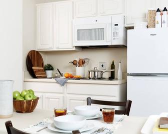 Intown Suites Extended Stay Atlanta Ga - Lilburn - Lilburn - Eetruimte