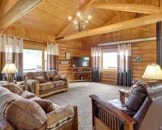 Hill City Log Cabin Along Newton Creek! - Hill City - Living room