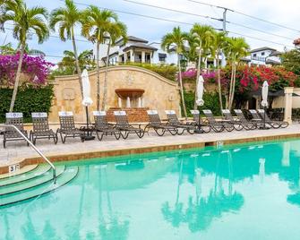 Gorgeous Condo in the Bellasera Resort, Snow Birds Welcome, Monthly Discounts - 拿坡里 - 游泳池