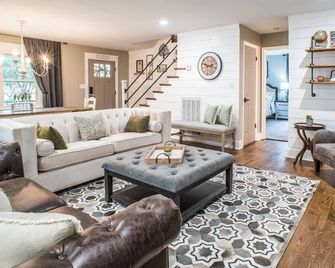 Cape Cod Farmhouse ~ @hgtvbnb ~ Charmingly Remodeled near Downtown Madison! - Madison - Sala de estar