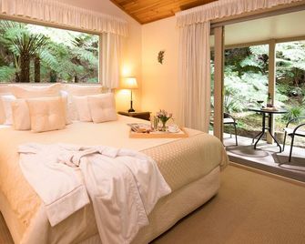 Myers Creek Cascades Luxury Cottages - Healesville - Bedroom