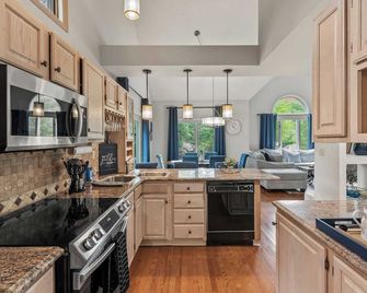 The Boulder Inn by AvantStay Indoor Hot Tub Game Room Outdoor Fire Pit - Lake Harmony - Kitchen