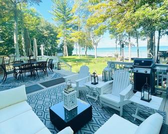 Large, Luxurious Great Lakes Beach Front House - Caseville - Patio