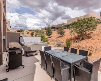 Lovely Utah Glamping Rental for Family Rest and Relaxation Getaways! - Ivins - Balcony