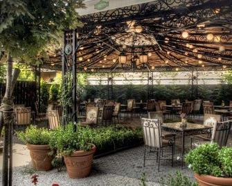 سولون هوتل آند سبا سوبريور - سكوبي - شرفة مرصوفة