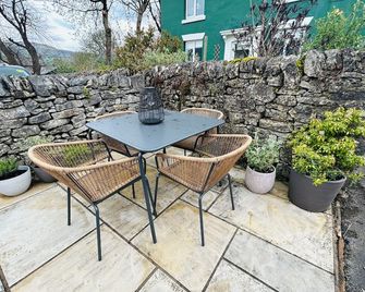 Beautiful Two Bedroom Country Cottage in Castleton Village with Patio & Parking - 卡斯爾頓 - 天井