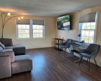 Jonathan Edwards Motel - Dennis Port - Living room